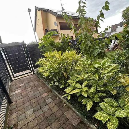 Charmantes 2-etagen Haeuschen- Koeln-phantasialand