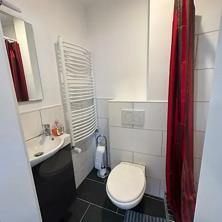 Апартаменты Charmantes 2-etagen Haeuschen- Koeln-phantasialand Хюрт