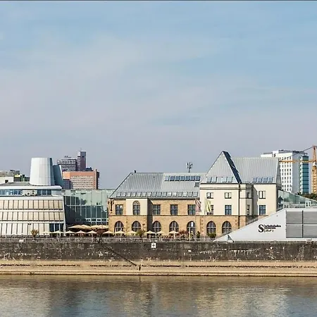 Апартаменты Charmantes 2-etagen Haeuschen- Koeln-phantasialand Хюрт