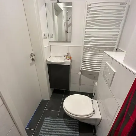 Charmantes 2-etagen Haeuschen- Koeln-phantasialand *