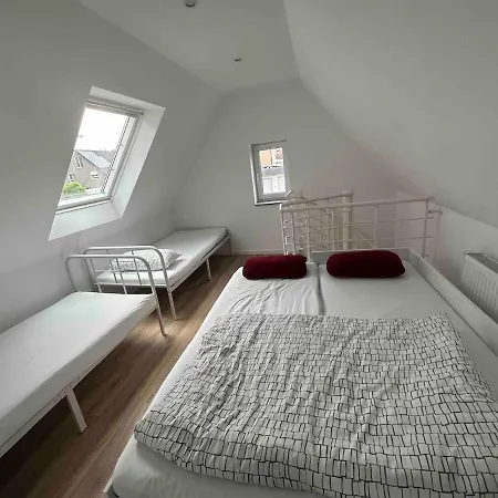 Апартаменты Charmantes 2-etagen Haeuschen- Koeln-phantasialand *