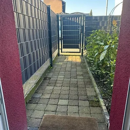 Апартаменты Charmantes 2-etagen Haeuschen- Koeln-phantasialand