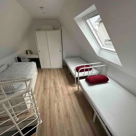 Апартаменты Charmantes 2-etagen Haeuschen- Koeln-phantasialand Хюрт